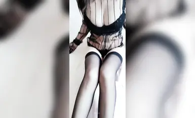 Một cô gái cao chín cái đầu với thân hình hoàn hảo đang quan hệ với một nhà tài trợ và được đào tạo để quan hệ tình dục. Cô ấy xinh đẹp và có thân hình hoàn hảo. Cô ta là một con đĩ hoàn toàn trái ngược, là nữ thần của người nghèo và là nguồn tinh trùng của người giàu! Tiếp theo (5)