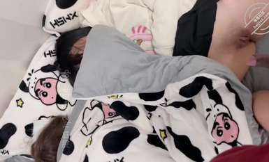 父女乱伦大神【我是奶气草莓】女儿闺蜜被我弄倒，女儿琪琪在旁边睡，我插她闺蜜骚逼