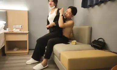 可愛い女の子が、男二人と3P情熱、一人がマンコを舐めてもう一人が口に栓をし、腰を掴んでバックで入り、馬乗りになって座る