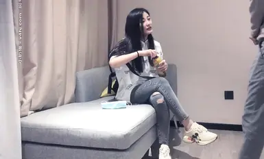 牛仔褲妹子在沙發啪啪，沙發調情後，蹲著口交上位騎坐後入抽插猛操呻吟