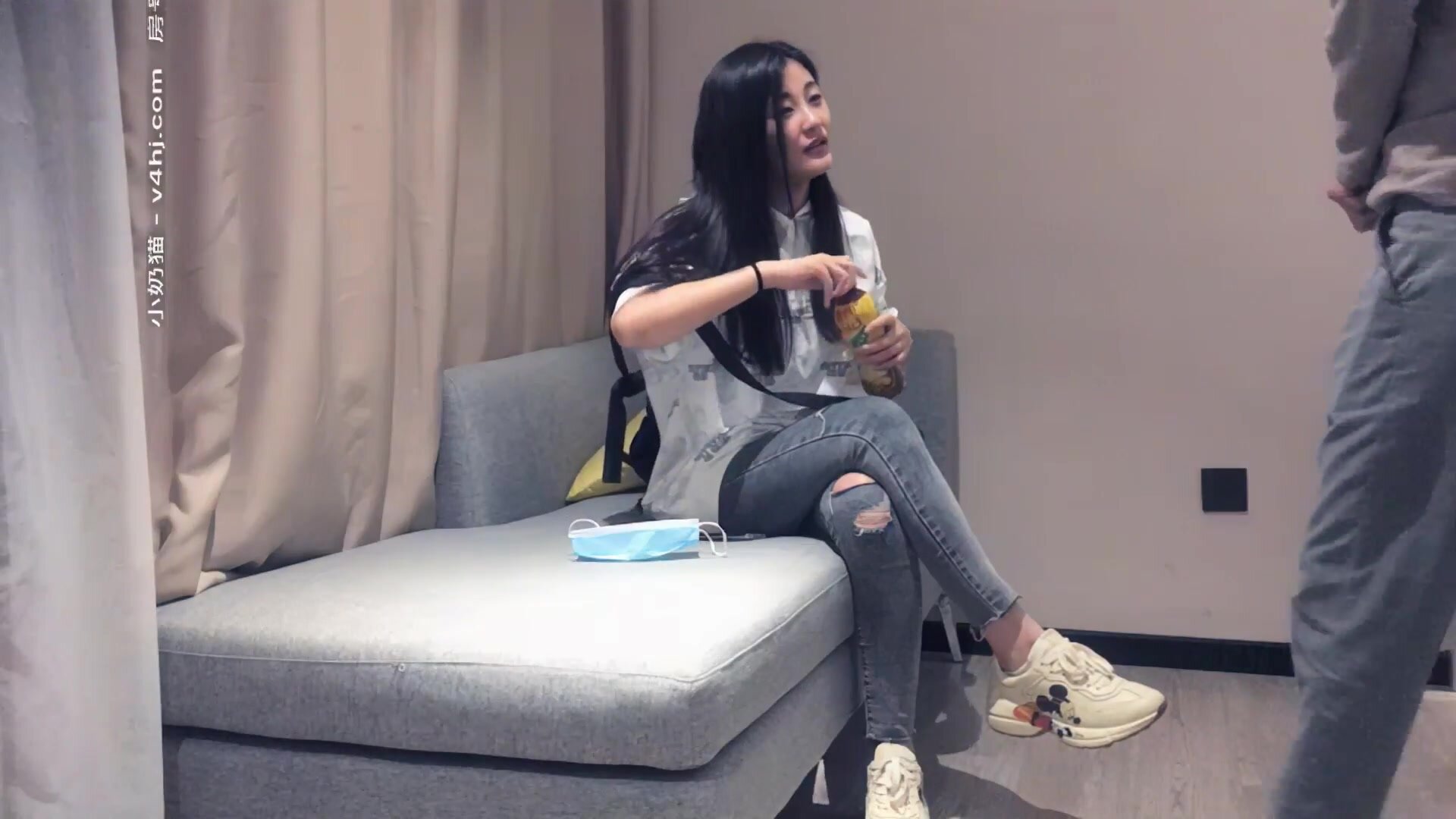 牛仔裤妹子在沙发啪啪，沙发调情后，蹲着口交上位骑坐后入抽插猛操呻吟