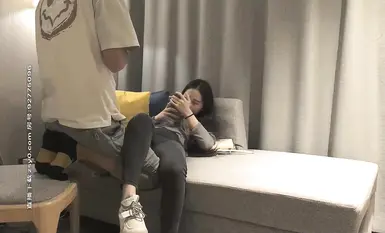 长发牛仔裤性感妹子，调情用了很长时间，舔奶调情再到床上口交骑乘猛操