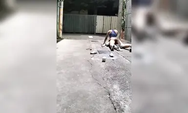 2000年代生まれのJKが路地裏で酔って意識を失い、通りすがりの男に地面に押し倒される。彼は彼女のスカートをめくり上げ、激しく彼女を犯し始め、さらにフェラチオまでした。すごくかっこよかったです！