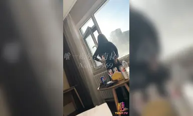 【メガネっ娘】コンドームなしでの奥挿入、メガネの超セクシーな女の子_後ろから奥挿入_蜜が流れる