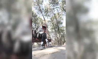 Ranxi membawa anjing itu mendaki dan makan lumpur di luar rumah