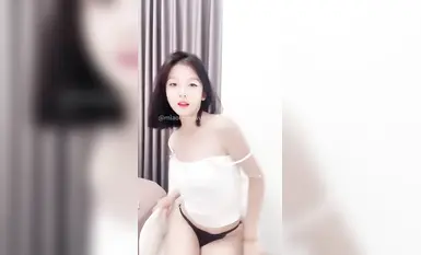 New anchor super pink school beauty anchor Yuanyuan tongue piercing blowjob just entered the sea and kneeled on the toilet to be fucked, props training, breast push, tongue piercing small mouth sexy blowjob, various postures explosion (54)