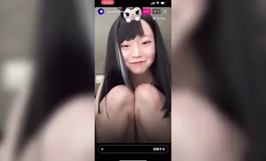 [未经审查的色情实时聊天] 现在他们在 Insta Live 上播放色情内容！時尚染发，正義萝莉塔女孩情色真人秀！插入两根手指并开始自慰！估计C杯美乳◎