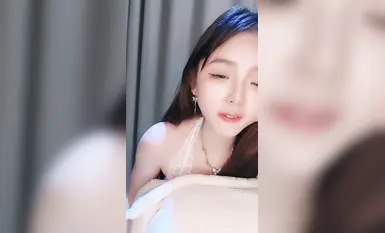 2025年最新抖音網紅女神下海【小饞貓】好美啊，絕對讓你一眼愛上，真是個超級反差的極品尤物 (1)