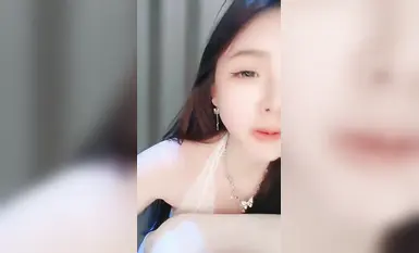 2025年最新抖音網紅女神下海【小饞貓】好美啊，絕對讓你一眼愛上，真是個超級反差的極品尤物 (1)